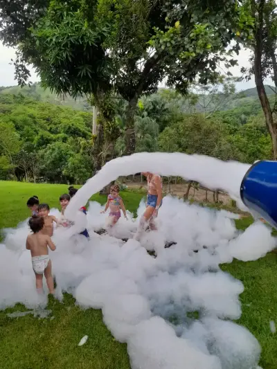 Canhão de espuma em ação durante festa no Rio de Janeiro