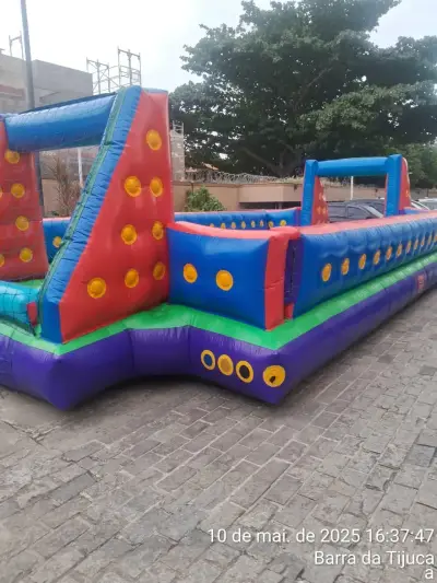 Campo inflável de futebol de sabão montado para festa no Rio de Janeiro