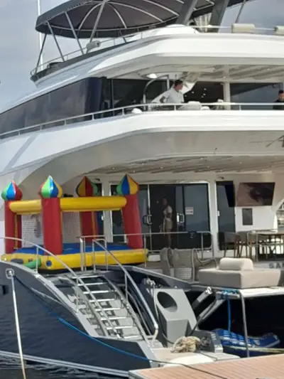 Pula pula inflável tipo castelinho montado em festa infantil no Rio de Janeiro