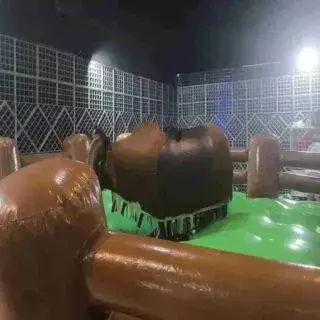 Touro mecânico com colchão inflável de segurança montado em festa no Rio de Janeiro