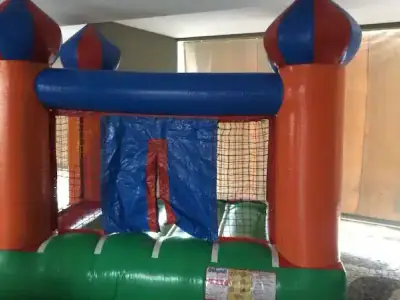 Aluguel de castelinho inflável com tobogã para festa na Barra da Tijuca
